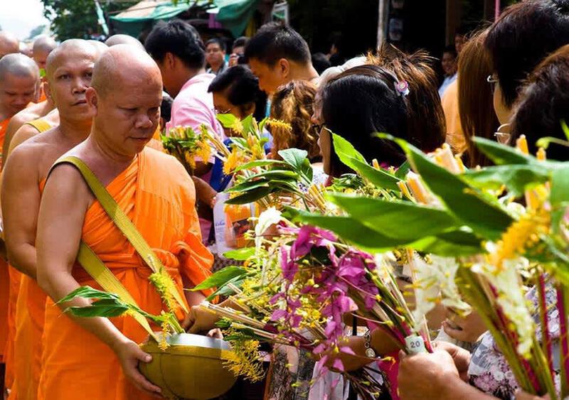 泰国佛教僧侣在佛教斋戒日（Wan Khao Phansa）接受来自信众的施舍和鲜花