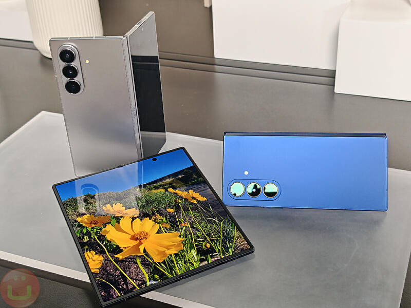 Samsung Galaxy Z Fold 7 แสดงให้เห็นหน้าจอพับได้และระบบกล้องสามตัวที่ด้านหลัง
